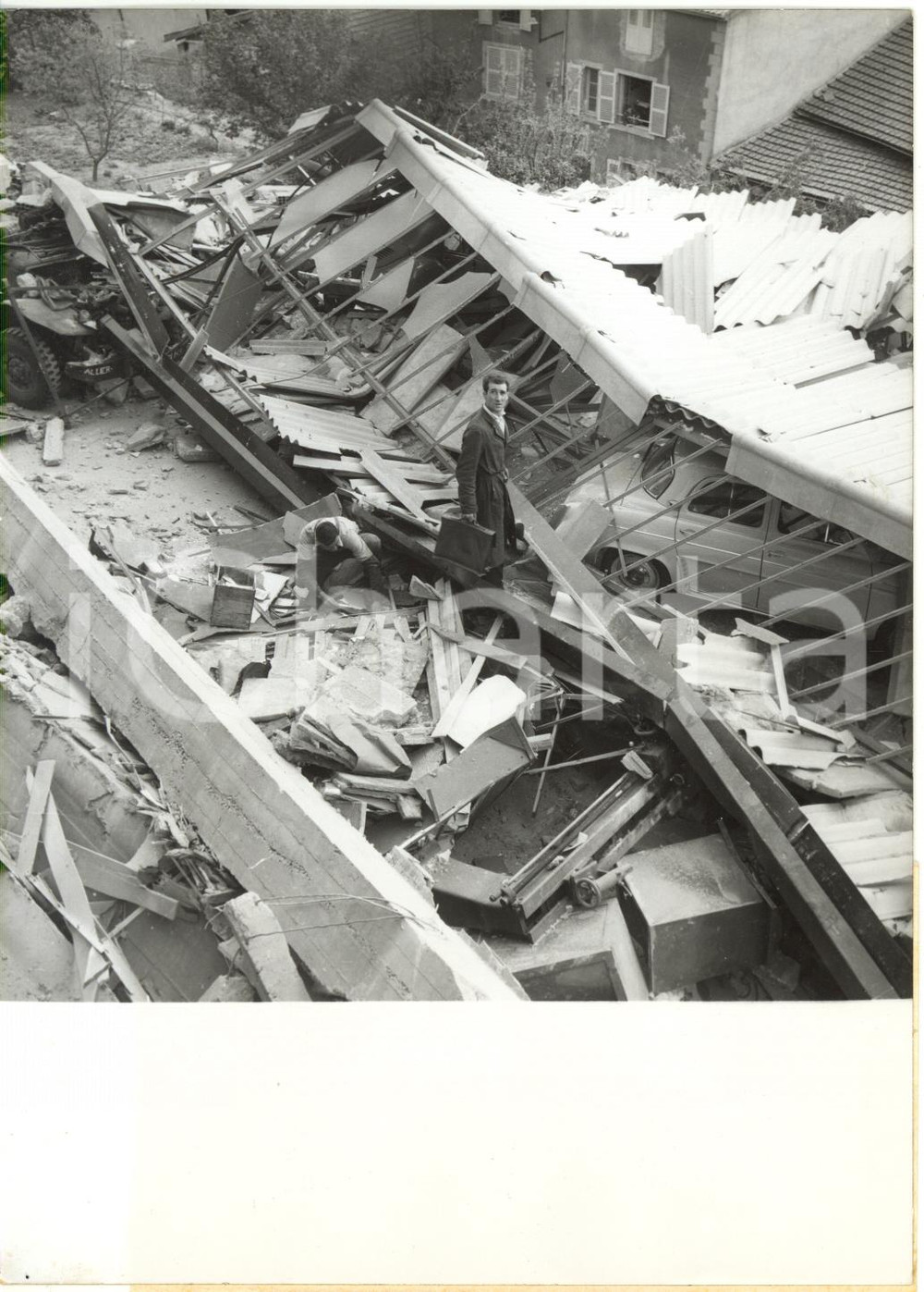1959 THIERS (FRANCE) - Crollo di un'autorimessa - Ricerche tra le macerie *Foto