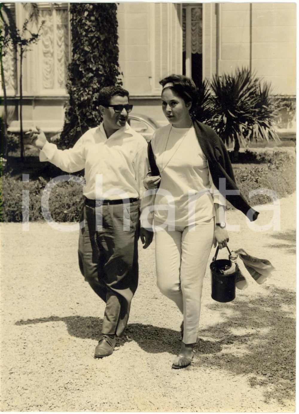 1960 ca SPOTORNO (SV) CINEMA - Lea PADOVANI a passeggio - Ritratto *Foto 13x18  Fotografia d'epoca con didascalia coeva al verso.  CONDIZIONI: FAIR (ondulatura al margine superiore) FORMATO: 13x18 cm     originale e autentica 1
