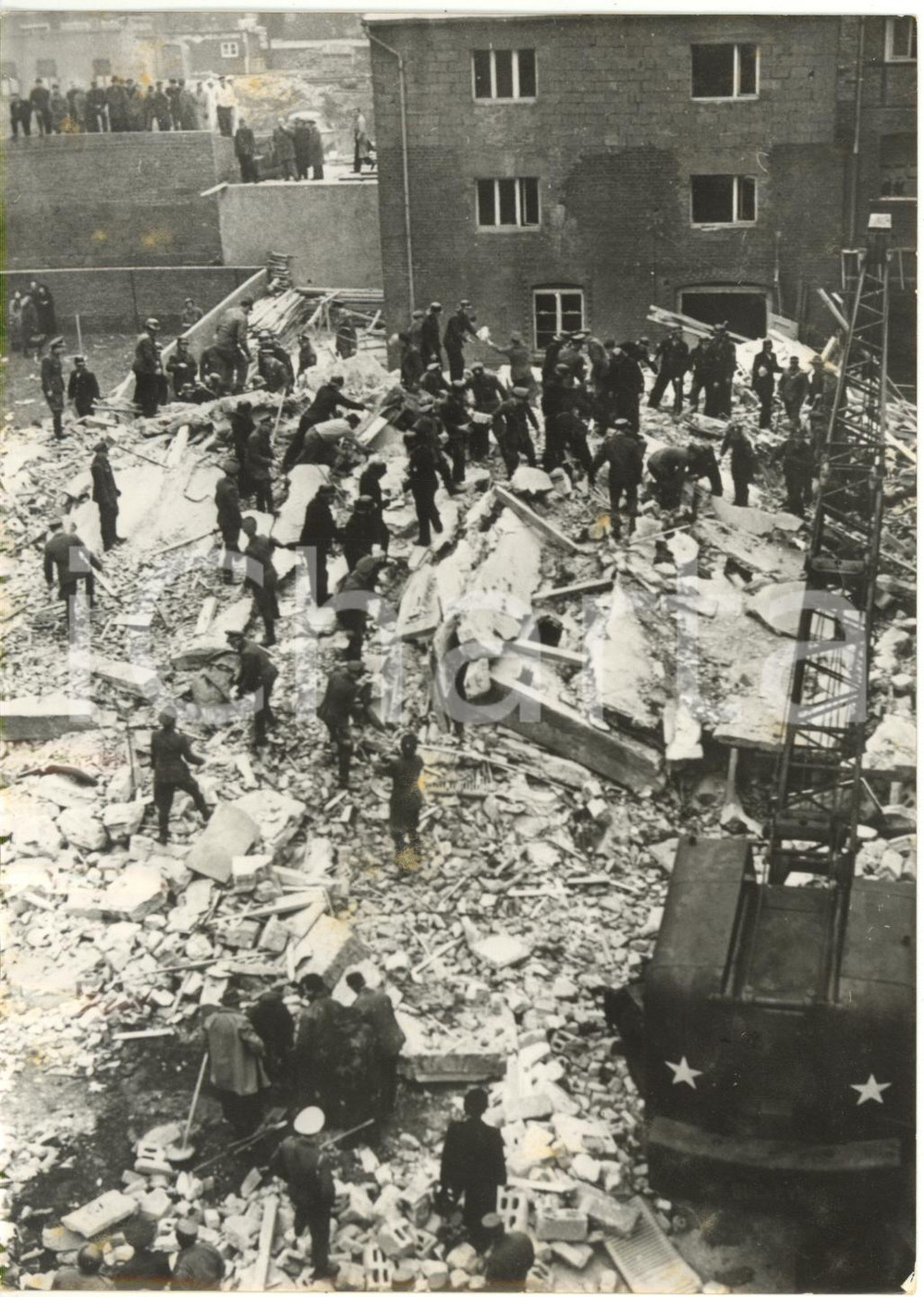 1955 ca FRANCOFORTE Crollo palazzina - Soccorritori scavano tra macerie  Fotografia d'epoca con didascalia coeva al verso.  CONDIZIONI: FAIR (ondulatura al margine sinistro; lievi aloni) FORMATO: 13x18 cm     originale e autentica 1