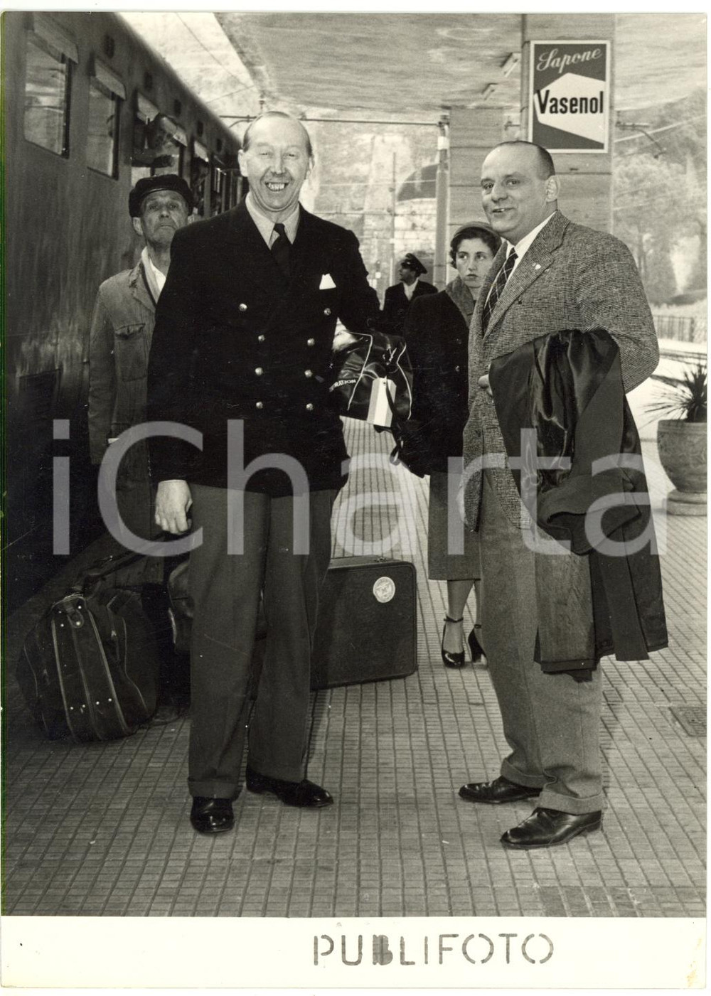 1953 NAPOLI Stazione FS - Arrivo prof. RUSSEL F.B.A. - Fotografia 13x18  Fotografia d'epoca con didascalia coeva al verso.Visibile pubbilcit&agrave; del sapone Vasenol.  CONDIZIONI: G (lieve sovraimpressione della didascalia) FORMATO: 13x18 cm     originale e autentica 1