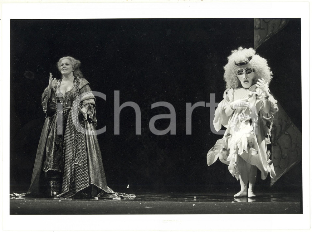 1985 VENEZIA - LA FENICE Katia RICCIARELLI nell'ARMIDA di Gioachino ROSSINI Fotografia d'epoca, con didascalia coeva al verso, scattata il 21 luglio 1985. CONDIZIONI: FAIR (piegature angolari al margine inferiore, strappo di 2 cm circa al margine inferiore, lievi difetti di stampa)FORMATO: 24x18 cm    originale e autentica 1