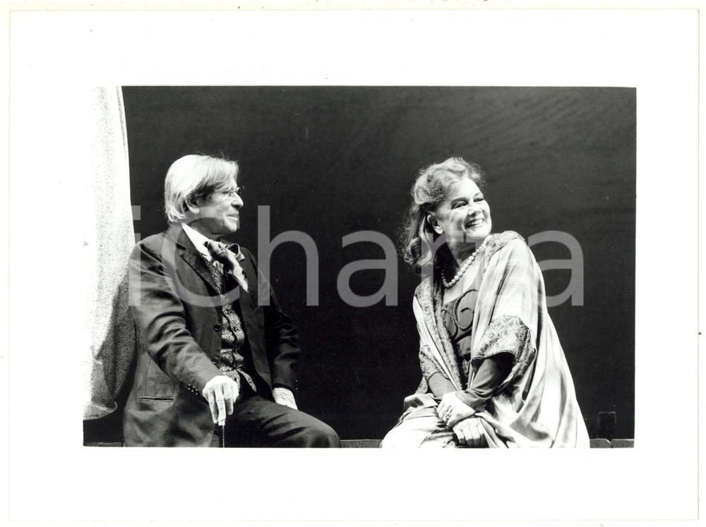 1998 ROMA Teatro Eliseo - Corrado PANI Valeria MORICONI ne "Il gabbiano" Foto Fotografia di agenzia con didascalia coeva al verso.La regia dello spettacolo era di Maurizio Scaparro. CONDIZIONI: G (ma minimi difetti di stampa)FORMATO: 24x18 cm    originale e autentica 1