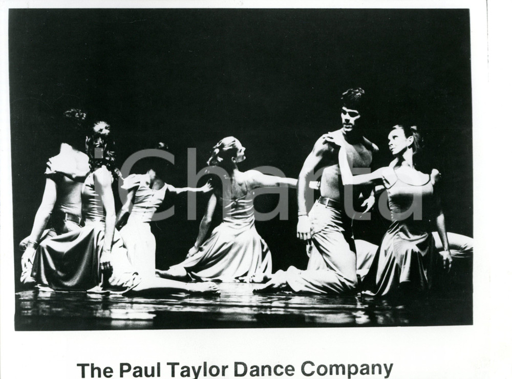 1999 DANZA CONTEMPORANEA Ballerini della PAUL TAYLOR DANCE COMPANY in ESPLANADE  Fotografia d'agenzia con didascalia coeva al verso.Nella fotografia sono presenti anche Linda Kent, Robert Kahn, Carolyn Adams, Ruth Andrien, Cristopher Gillis e Monica Morris. CONDIZIONI: G (ma piegatura al margine superiore, difetti di stampa) FORMATO: 24x18 cm     originale e autentica 1