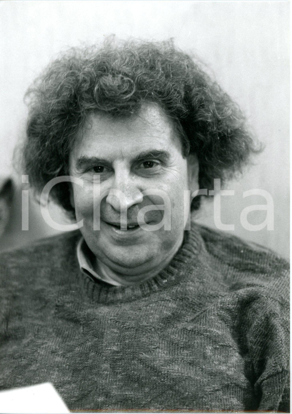 1990 ARENA DI VERONA - Ritratto compositore Michail "Mikis" Theodorakis *Foto  Fotografia d'agenzia con didascalia coeva al verso, scattata in occasione della rappresentazione "Zorba il greco".CONDIZIONI: GFORMATO: 13x18 cm   originale e autentica 1