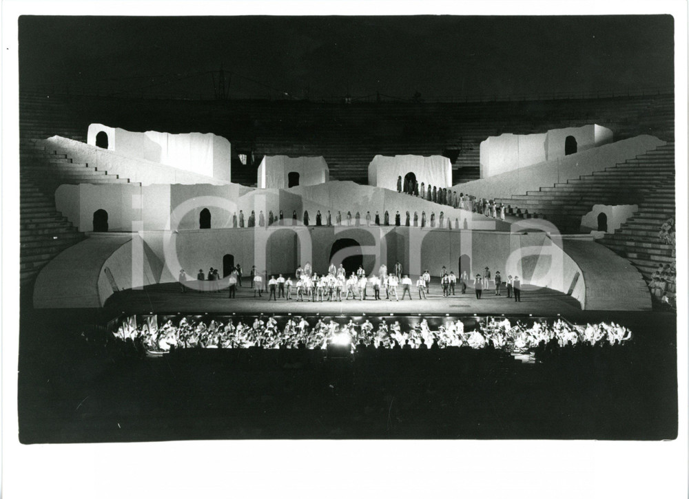 1990 ARENA DI VERONA - ZORBA IL GRECO Veduta del corpo di ballo e dell'orchestra