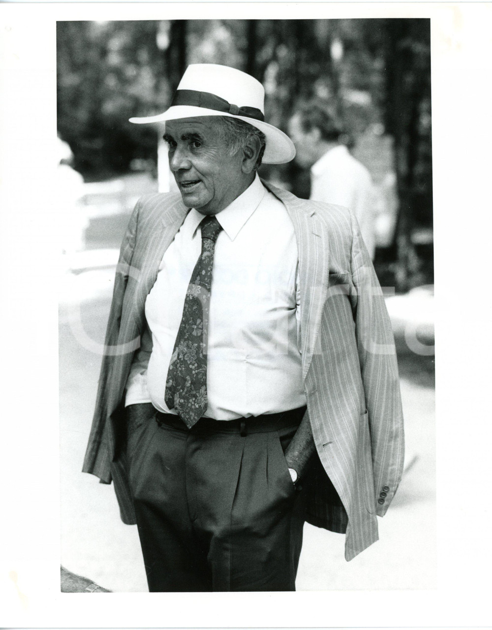 1985 ca TELEVISIONE Enzo TORTORA Ritratto del conduttore *Foto 20x25 (1)  Fotografia d'epoca. CONDIZIONI: G (ma lieve sovraimpressione del timbro al centro, macchia all'angolo superiore destro e inferiore sinistro) FORMATO: 20x25 cm      originale e autentica 1