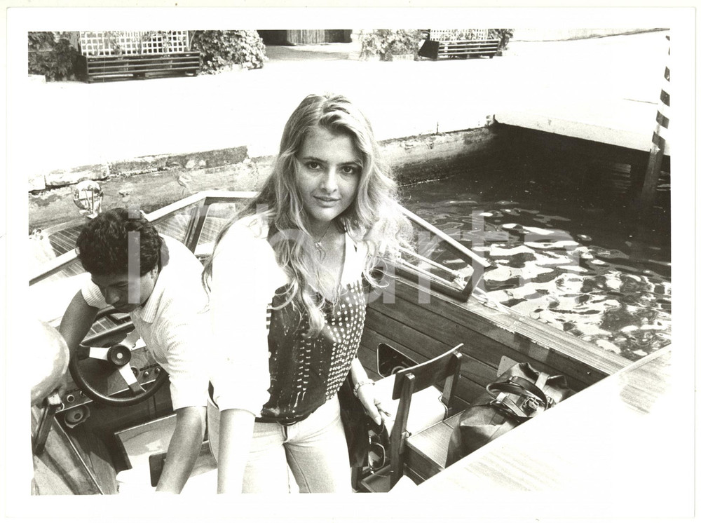 1985 ca. VENEZIA - CINEMA Fabiana UDENIO a bordo di un motoscafo *Fotografia
