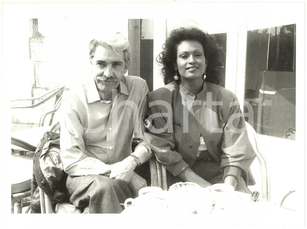 1985 ca CINEMA Zeudi ARAYA e Franco CRISTALDI in un bar - Ritratto *Foto