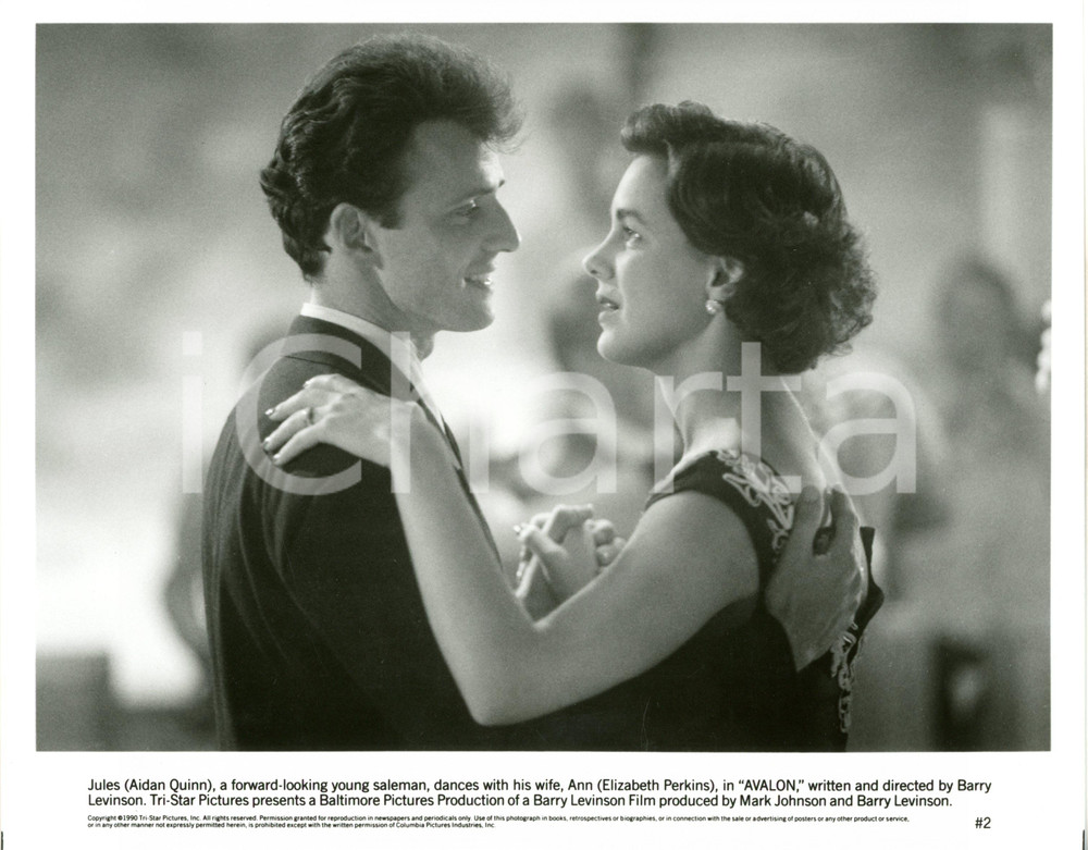 1990 CINEMA "Avalon" - Elizabeth PERKINS e Aidan QUINN Scena del film *Foto
