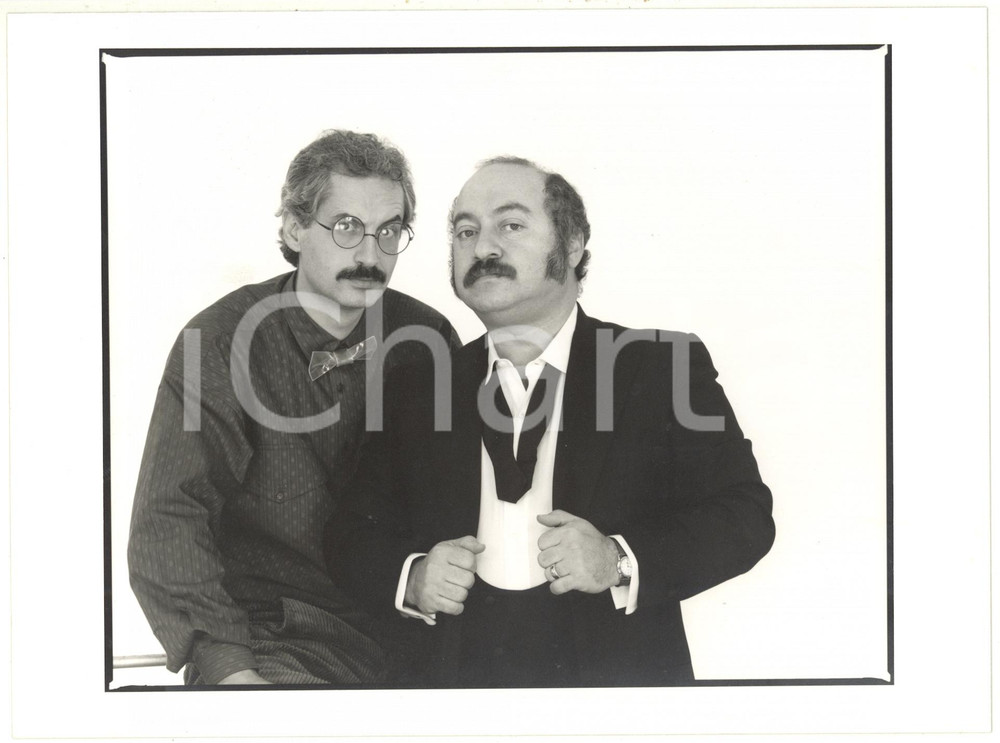 1985 ca MUSICA Gianfranco MANFREDI e Ricky GIANCO Ritratto - Foto 24x18 Fotografia di agenzia.  CONDIZIONI: G (ma minime macchieFORMATO: 24x18 cm    originale e autentica 1
