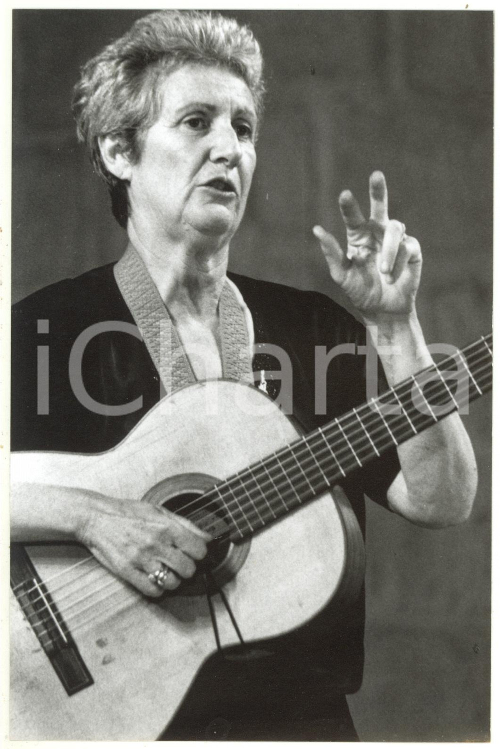 1995 ca MUSICA Ritratto della cantautrice Giovanna MARINI con la chitarra Fotografia di agenzia con didascalia coeva al verso. CONDIZIONI: FAIR (difetti di stampa, minima brunitura all'angolo inferiore destro)FORMATO: 13x20 cm    originale e autentica 1