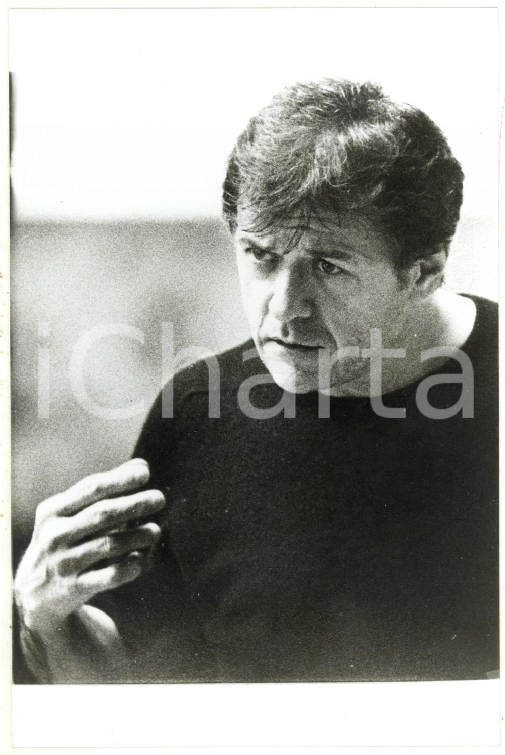 1995 VENEZIA - BIENNALE DI TEATRO Patrice CHÃ‰REAU Ritratto del regista - Foto Fotografia di agenzia con didascalia coeva al verso, scattata in occasione della messa in scena dello spettacolo "Dans la solitude des champs de coton".  CONDIZIONI: FAIR (bassa qualit&agrave; di stampa)FORMATO: 12x18 cm     originale e autentica 1