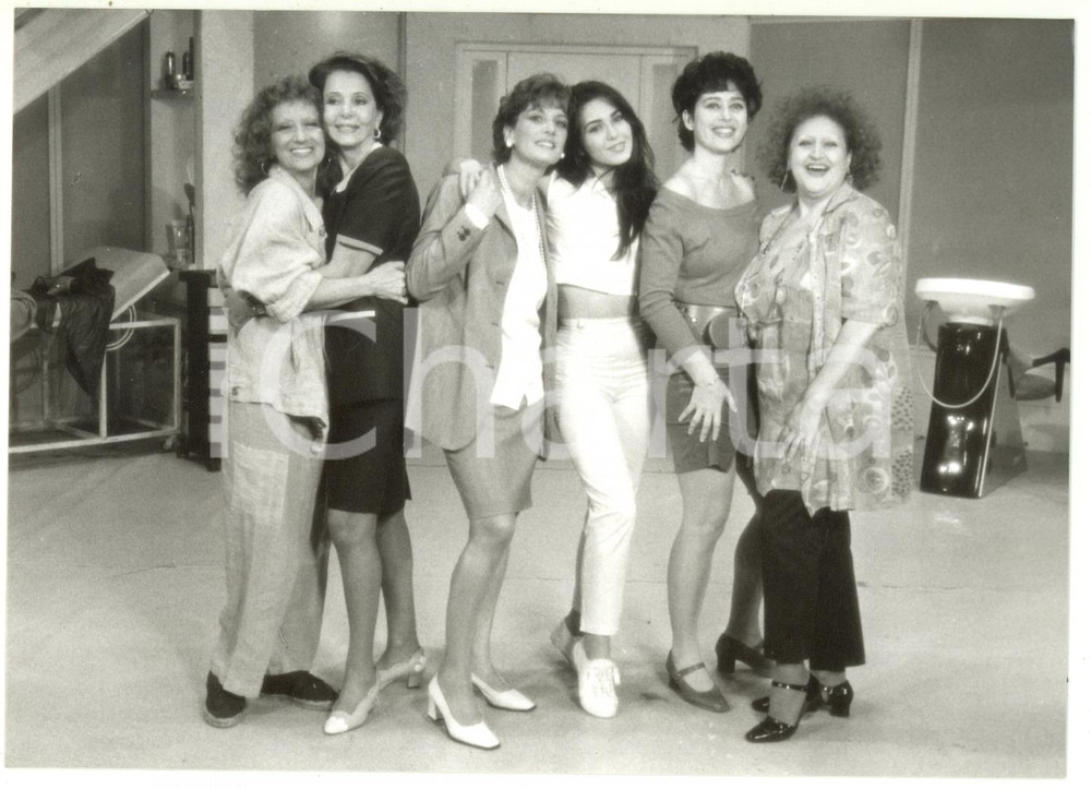 1997 TEATRO - Anna MAZZAMAURO Luisella BONI Fiorenza MARCHEGIANI Karin PROIA Fotografia di agenzia con didascalia coeva al verso. Nella fotografia sono ritratte anche Cristina Borgogni e Luciana Turina.Lo spettacolo "Fiori d'acciaio" era prodotto da Atlantide Entertainment srl, per la regia di Teodoro Cassano.  CONDIZIONI: G (ma difetti di stampa)FORMATO: 18x13 cm    originale e autentica 1