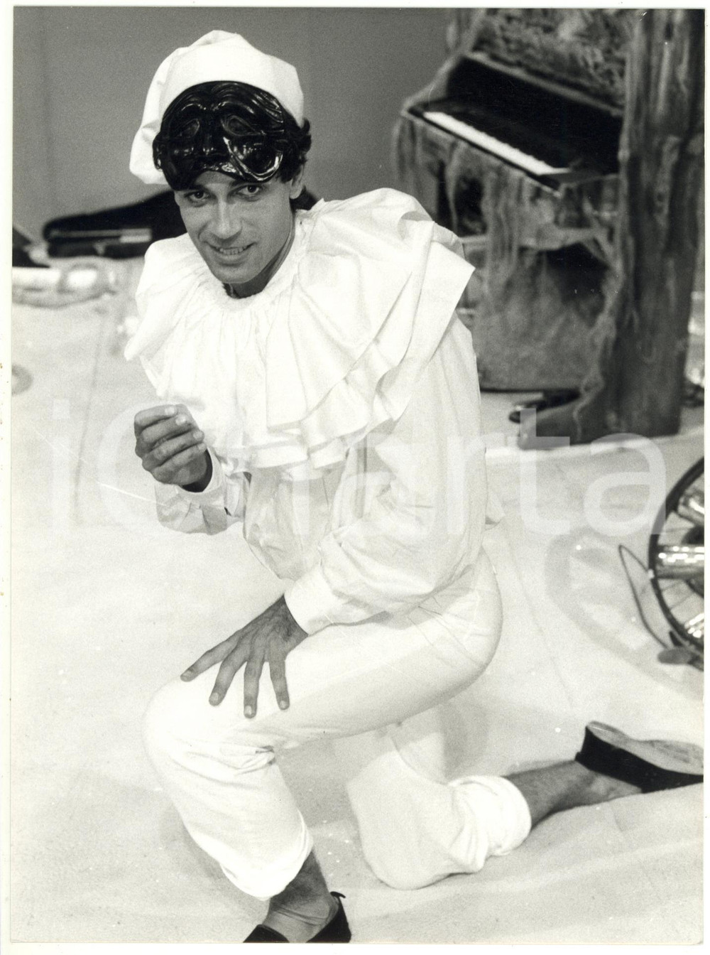1990 ca TEATRO Gianfranco JANNUZZO Pulcinella - "C'è un uomo in mezzo al mare" 1 Fotografia di agenzia. CONDIZIONI: FAIR (evidenti difetti di stampa, minimi graffi al margine superiore)FORMATO: 18x24 cm  originale e autentica 1