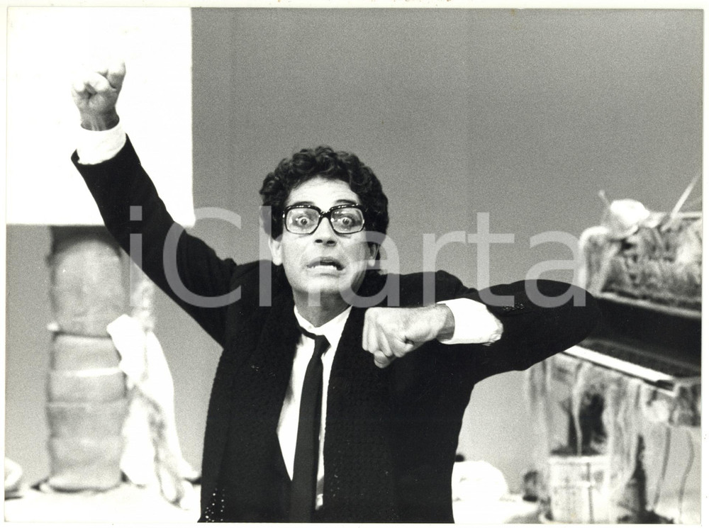 1990 ca. TEATRO - Gianfranco JANNUZZO in "C'Ã¨ un uomo in mezzo al mare" (4) Fotografia di agenzia.La regia dello spettacolo era di Pino Quartullo.   CONDIZIONI: G (ma minima brunitura al margine superiore)FORMATO: 24x18 cm    originale e autentica 1