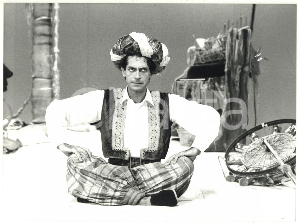 1990 ca TEATRO Gianfranco JANNUZZO - "C'Ã¨ un uomo in mezzo al mare" Fotografia di agenzia.La regia dello spettacolo era di Pino Quartullo.  CONDIZIONI: POOR (evidenti graffi al lato destro, difetti di stampa)FORMATO: 24x18 cm    originale e autentica 1