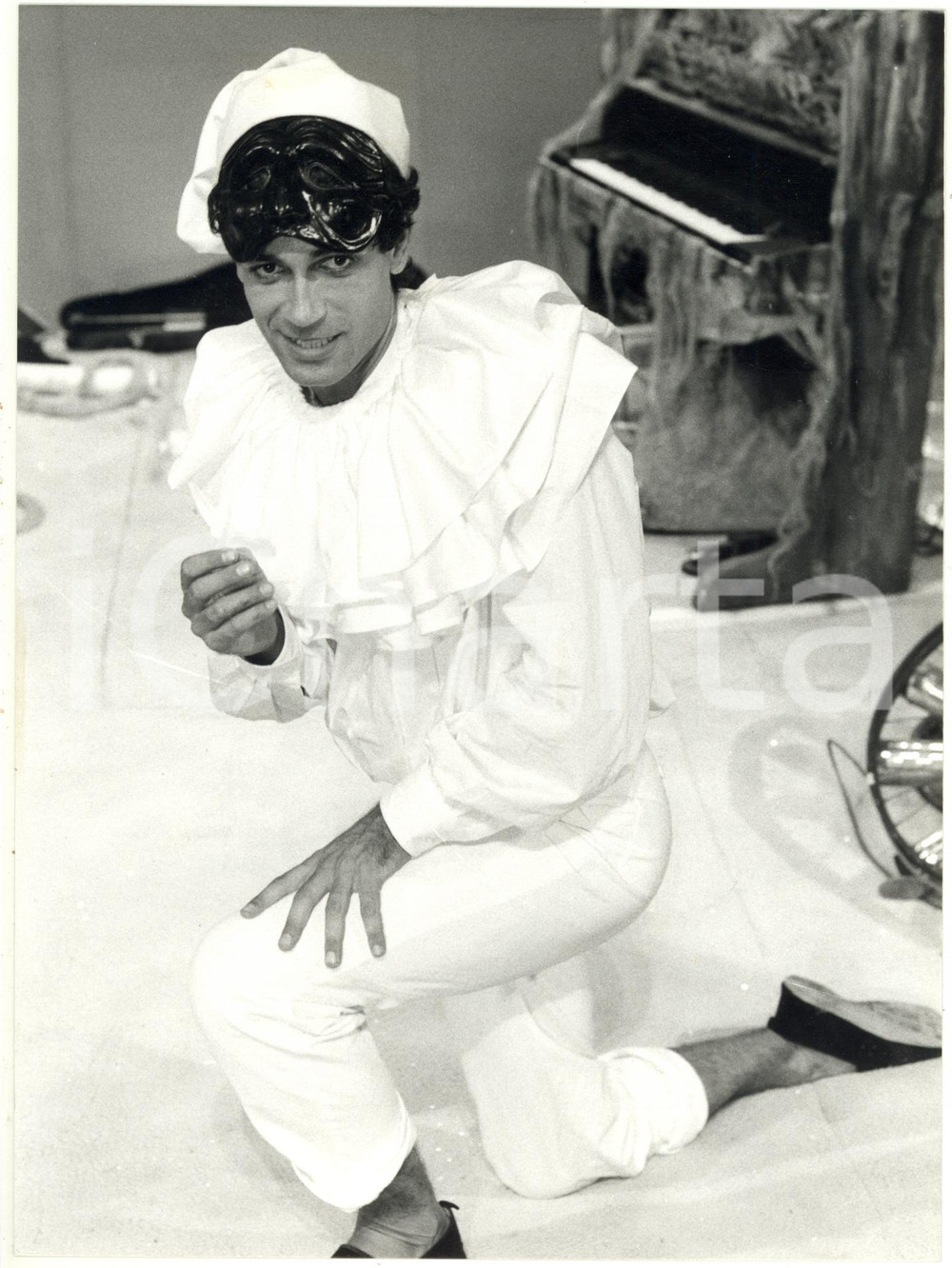 1990ca TEATRO Gianfranco JANNUZZO Pulcinella in "C'Ã¨ un uomo in mezzo al mare" 6 Fotografia di agenzia.La regia dello spettacolo era di Pino Quartullo. L'attore era vestito da Pulcinella.  CONDIZIONI: FAIR (evidenti difetti di stampa, minima piegatura al margine destro, lievi bruniture al margine sinistro e al lato superiore)FORMATO: 18x24 cm    originale e autentica 1