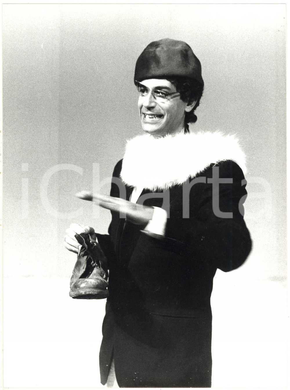 1990 ca. TEATRO - Gianfranco JANNUZZO in "C'Ã¨ un uomo in mezzo al mare" (8) Fotografia di agenzia.La regia dello spettacolo era di Pino Quartullo. L'attore era vestito da Pulcinella.  CONDIZIONI: FAIR (difetti di stampa)FORMATO: 18x24 cm    originale e autentica 1