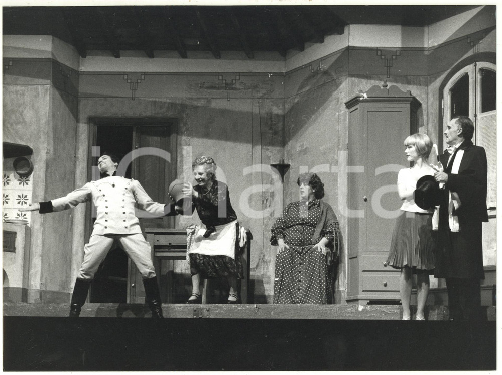 1986 TEATRO Nancy BRILLI Enrico MONTESANO in "Se il tempo fosse un gambero" (6) Fotografia di agenzia.La regia dello spettacolo era di Pietro Garinei. CONDIZIONI: FAIR (evidenti difetti di stampa)FORMATO: 24x18 cm    originale e autentica 1