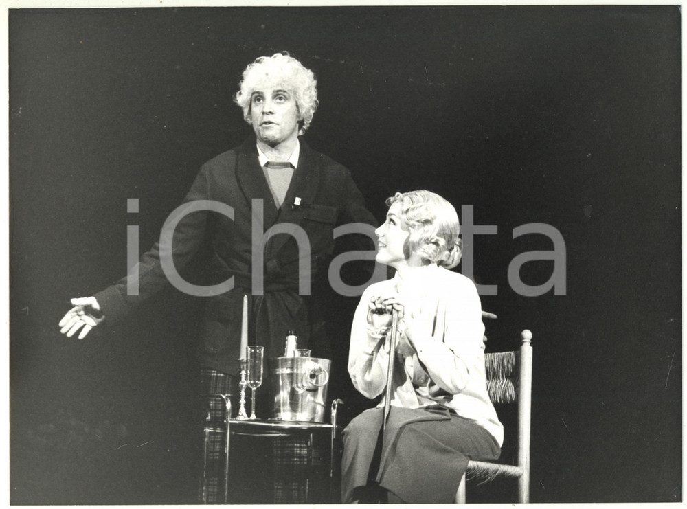 1986 TEATRO Nancy BRILLI Enrico MONTESANO in "Se il tempo fosse un gambero" (8) Fotografia di agenzia.La regia dello spettacolo era di Pietro Garinei.  CONDIZIONI: FAIR (difetti di stampa)FORMATO: 24x18 cm    originale e autentica 1