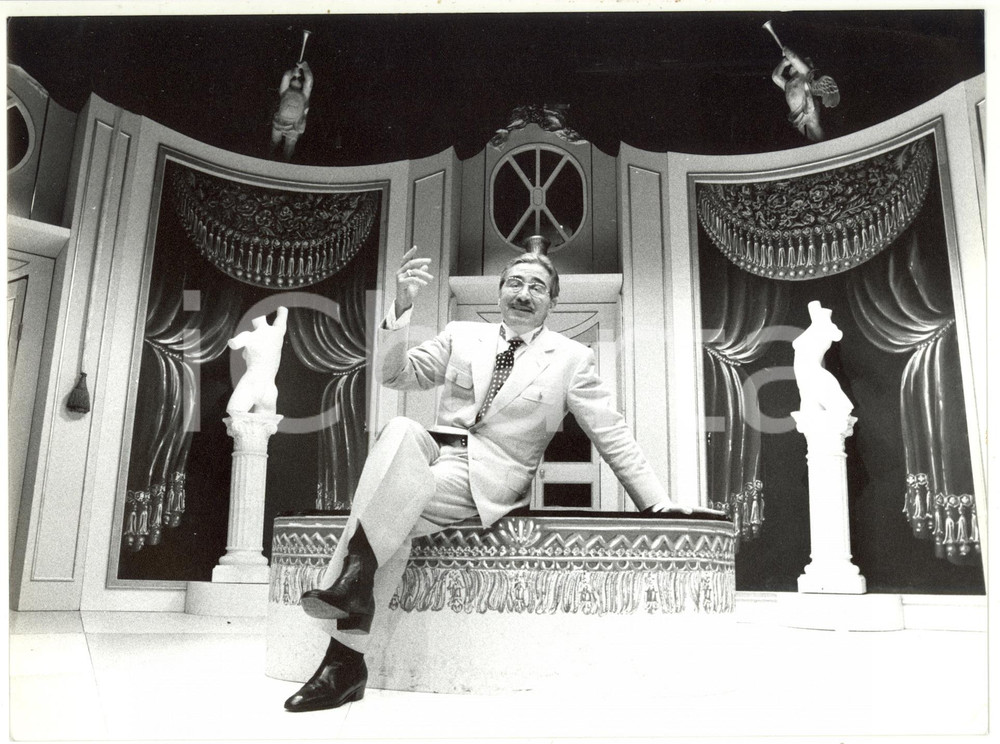 1992 TEATRO - Renzo MONTAGNANI in "Sarto per signora" - Regia di Marco PARODI Fotografia di agenzia.Lo spettacolo era prodotto dalla compagnia Teatro del Carro. CONDIZIONI: FAIR (lieve piegatura al margine superiore destro, lievi difetti di stampa, minimo residuo d'inchiostro al margine destro)FORMATO: 24x18 cm    originale e autentica 1