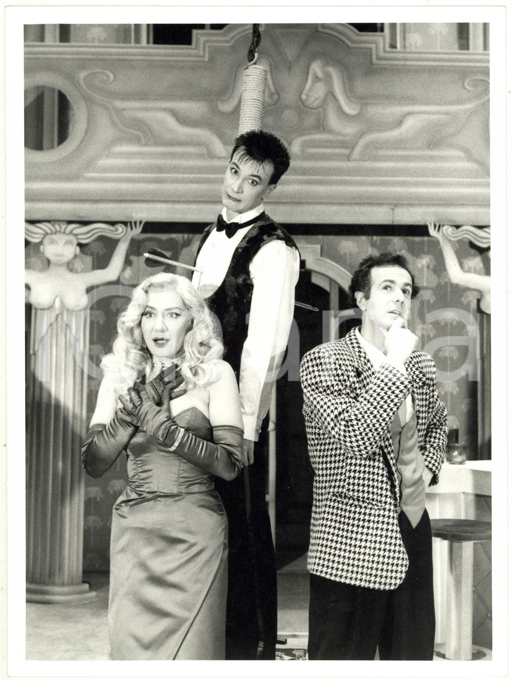 1993 TEATRO - Monica SCATTINI Arturo BRACHETTI Roberto CITRAN Foto 18x24 cm Fotografia di agenzia, scattata in occasione della messa in scena dello spettacolo "Il mistero dei bastardi assassini". CONDIZIONI: FAIR (minime piegature angolari al margine destro e minima piegatura al margine inferiore; minime sovraimpressioni al margine destro)FORMATO: 18x24 cm    originale e autentica 1
