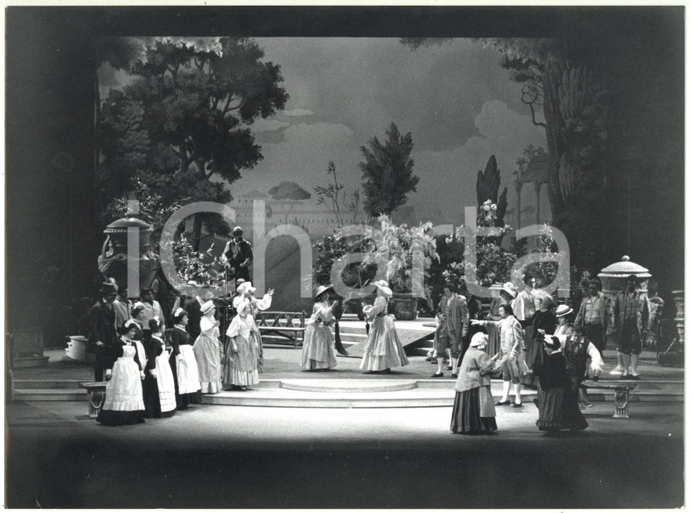 1997 VERONA Teatro Filarmonico - DON PASQUALE Regia di Filippo CRIVELLI Fotografia di agenzia, con didascalia coeva al verso. CONDIZIONI: FAIR (minimi difetti di stampa, lieve piegatura all'angolo inferiore sinistro)FORMATO: 24x18 cm    originale e autentica 1