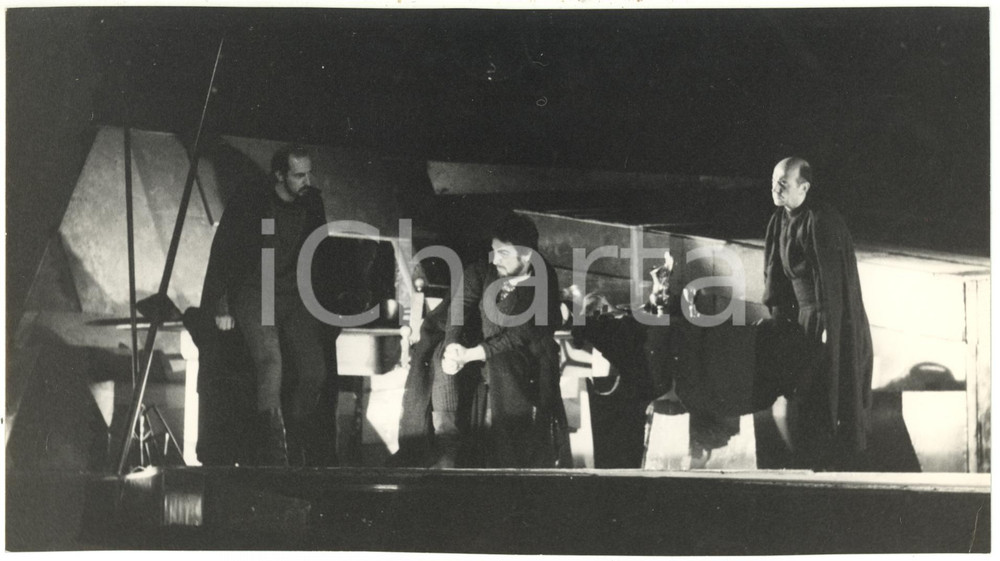 1994 VERONA Teatro Romano - "MACBETH" - Regia di Giancarlo SEPE Foto 24x13 cm Fotografia di agenzia, con didascalia coeva al verso. CONDIZIONI: FAIR (bassa qualit&agrave; di stampa, piegatura all'angolo inferiore destro, lievi sovraimpressioni lineari al centro, lievi piegature al lato sinistro)FORMATO: 24x13 cm    originale e autentica 1