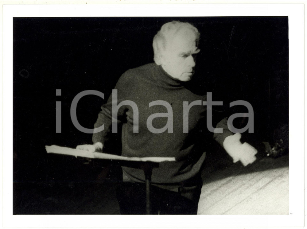 1985 ca. TEATRO Giorgio STREHLER durante un monologo - Ritratto 24x18 cm Fotografia di agenzia. CONDIZIONI: FAIR (bassa qualit&agrave; di stampa, minimo residuo d'inchiostro e lievi macchie al margine destro)FORMATO: 24x18 cm    originale e autentica 1