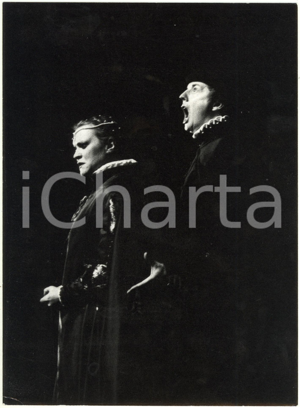 1979 MILANO Teatro alla Scala - Lucia VALENTINI TERRANI John SHIRLEY-QUIRK Fotografia di agenzia, con didascalia coeva al verso, scattata in occasione della messa in scena dello spettacolo "Boris Godunov", per la regia di Jurij Ljubimov. CONDIZIONI: FAIR (piegatura all'angolo inferiore sinistro, graffi al lato sinistro, minimi difetti di stampa)FORMATO: 18x24 cm    originale e autentica 1