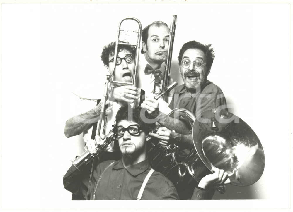 1990ca MUSICA - BANDA OSIRIS Ritratto con strumenti musicali - Foto 18x13 cm Fotografia di agenzia, con didascalia coeva al verso. CONDIZIONI: FAIR (difetti di stampa)FORMATO: 18x13 cm    originale e autentica 1