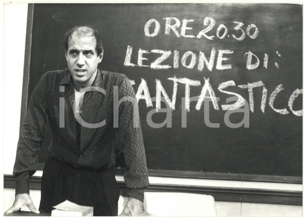 1987 RAI - FANTASTICO 8 Adriano CELENTANO in cattedra - Ritratto - Foto Fotografia di agenzia. CONDIZIONI: FAIR (difetti di stampa, lieve piegatura all'angolo superiore destro)FORMATO: 18x13 cm    originale e autentica 1