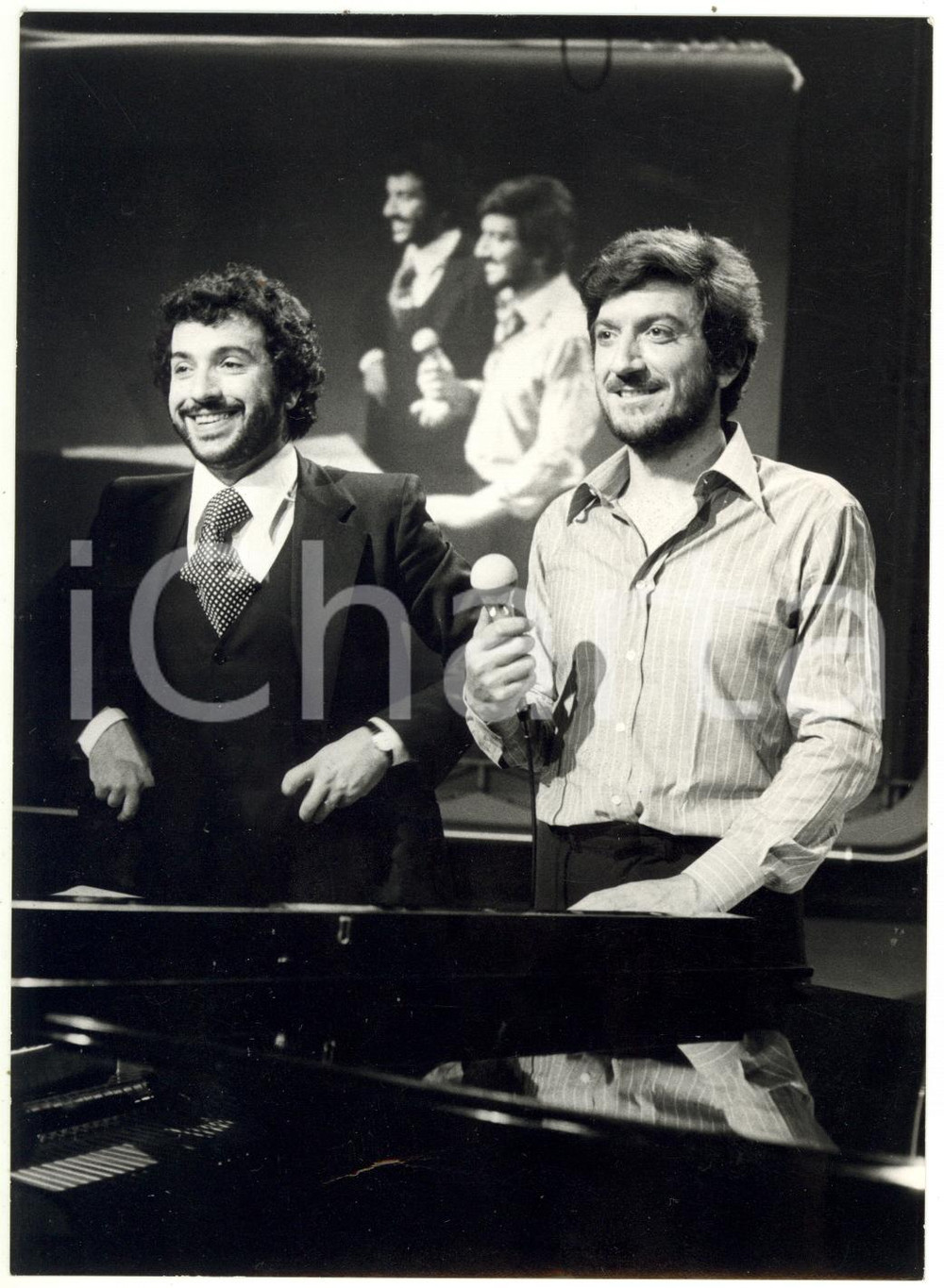 1980 RAI Gigi PROIETTI ospite di un programma televisivo - Foto 13x18 cm Fotografia di agenzia. CONDIZIONI: FAIR (piegatura al margine inferiore)FORMATO: 13x18 cm    originale e autentica 1