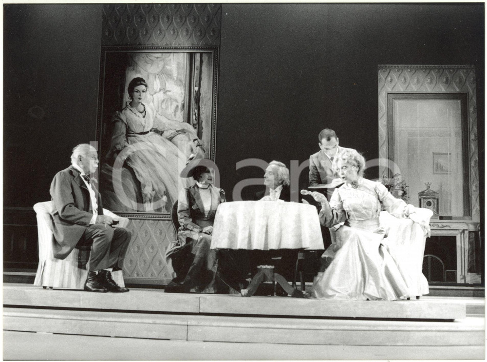 1990ca TEATRO Ernesto CALINDRI in scena - Ritratto dell'attore - Foto 24x18 cm Fotografia di agenzia. CONDIZIONI: FAIR (difetti di stampa)FORMATO: 24x18 cm    originale e autentica 1