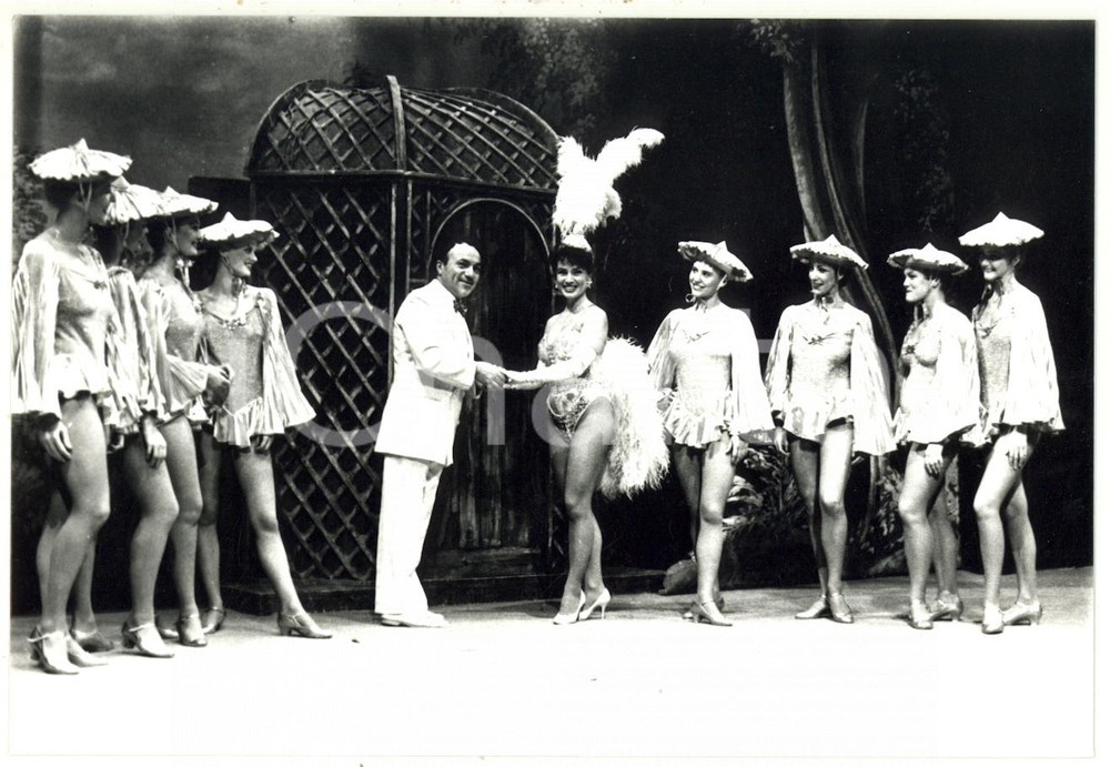 1990 ca. TEATRO Franco BARBERO Nadia FURLON in CINCILLÃ€ *Foto 18x13 cm Fotografia di agenzia, con didascalia coeva al verso. CONDIZIONI: GFORMATO: 18x13 cm    originale e autentica 1