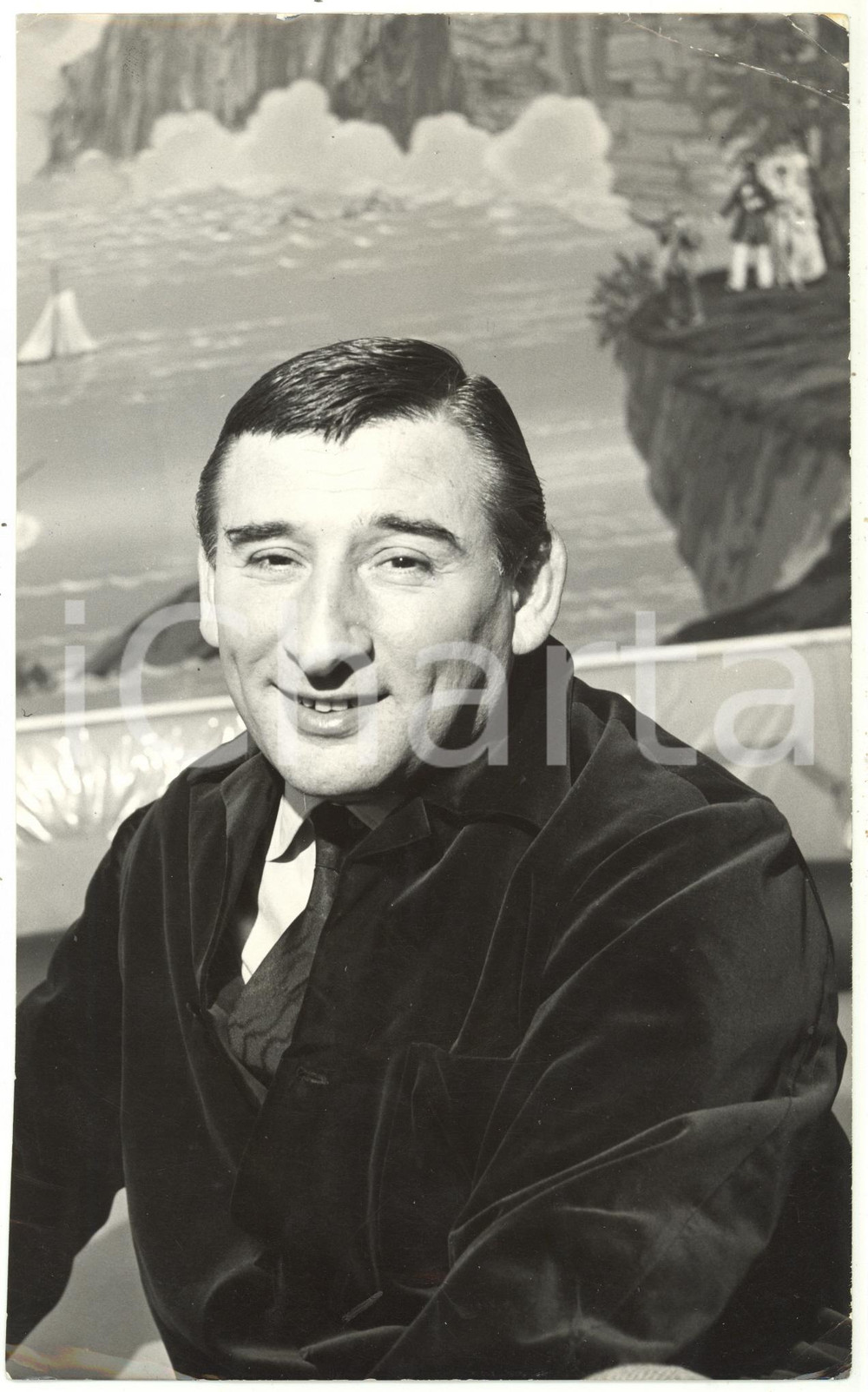 1960 ca SPETTACOLO Ritratto dell'attore Renato RASCEL *Foto 16x25 cm Fotografia di agenzia. CONDIZIONI: POOR (piegature angolari, minime mancanze di pellicola al margine superiore e al margine destro, lieve increspatura al margine superiore, minimi difetti di stampa, piegatura al lato destro)FORMATO: 16x25 cm    originale e autentica 1