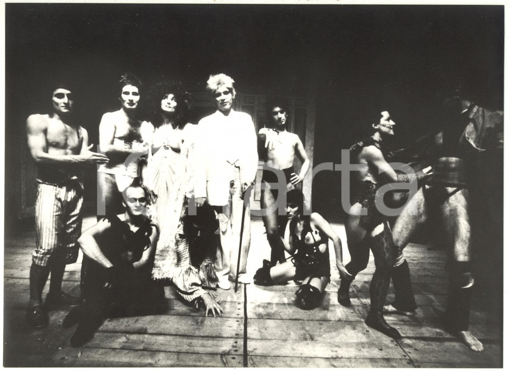 1981 TEATRO - Ferdinando BRUNI Doris VON THURY in "Sogno di una notte d'estate" Fotografia di agenzia, con didascalia coeva al verso.La regia dello spettacolo era di Gabriele Salvatores. CONDIZIONI: FAIR (bassa qualit&agrave; di stampa, lievi sovraimpressioni al margine inferiore)FORMATO: 24x18 cm    originale e autentica 1