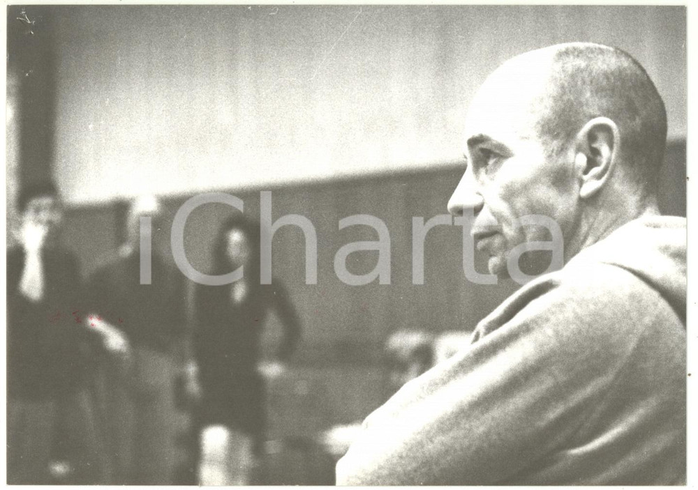 1990 ca. SPETTACOLO Ritratto dell'attore Alberto SANCHEZ Foto 18x13 cm Fotografia di agenzia. CONDIZIONI: FAIR (difetti di stampa, residui d'inchiostro, sovraimpressioni al margine sinistro)FORMATO: 18x13 cm    originale e autentica 1