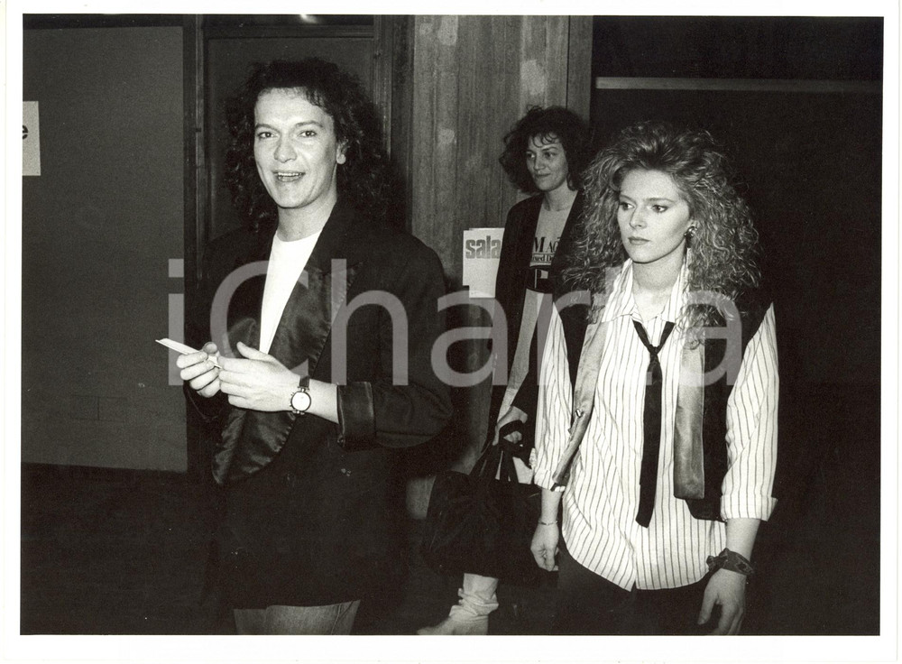 1984 FESTIVAL DI CASTROCARO - Lena BIOLCATI e Red CANZIAN dietro le quinte FOTO Fotografia di agenzia, scattata in occasione della vittoria di Lena Biolcati.  CONDIZIONI: GFORMATO: 24x18 cm    originale e autentica 1