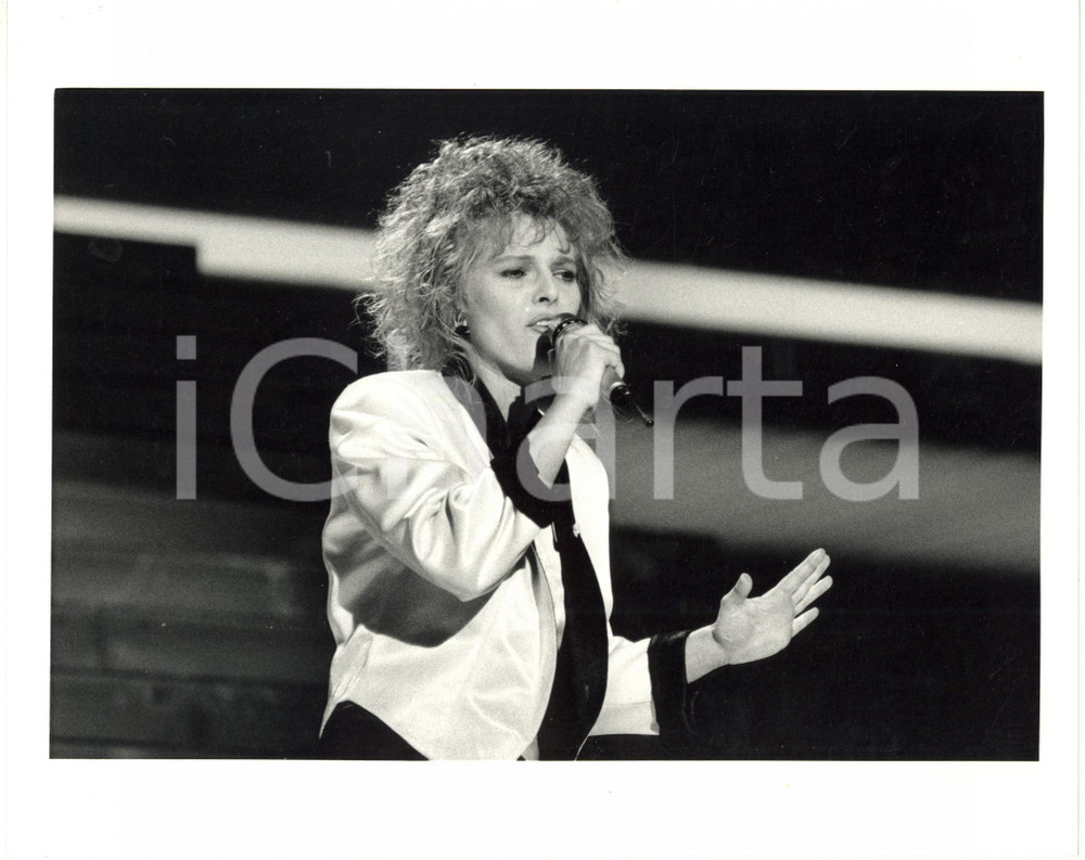 1985 ca. MUSICA Ritratto della cantante Lena BIOLCATI durante un'esibizione