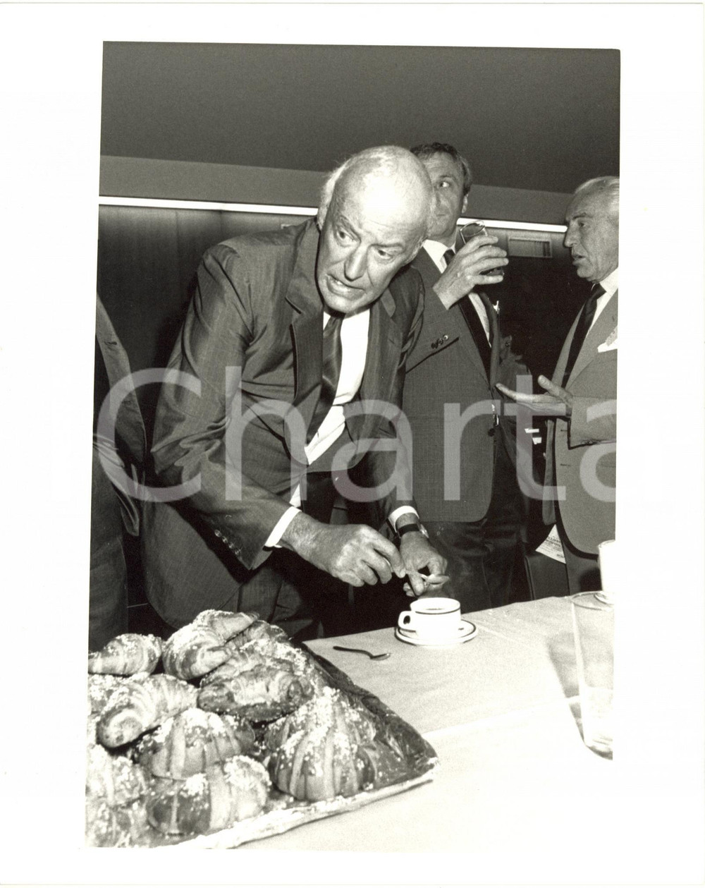 1987 COSTUME Leopoldo PIRELLI durante la pausa di un convegno - Foto 20x25 cm Fotografia di agenzia.CONDIZIONI: G (ma lieve piegatura al lato destro)FORMATO: 20x25 cm    originale e autentica 1