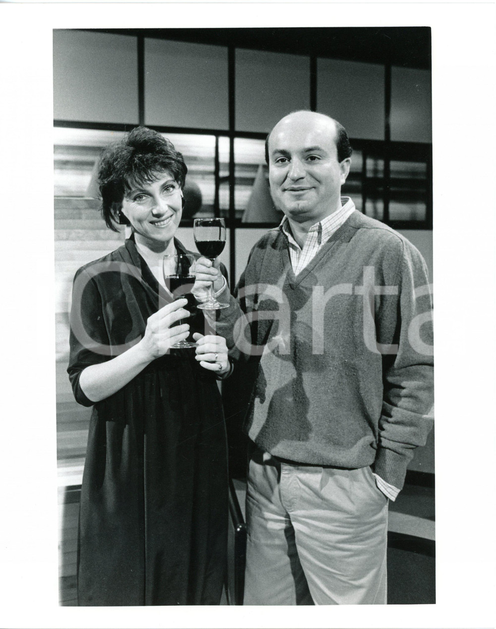 1990 ca ITALIA - COSTUME Brindisi tra Maurizio FERRINI e Carla URBAN *Foto