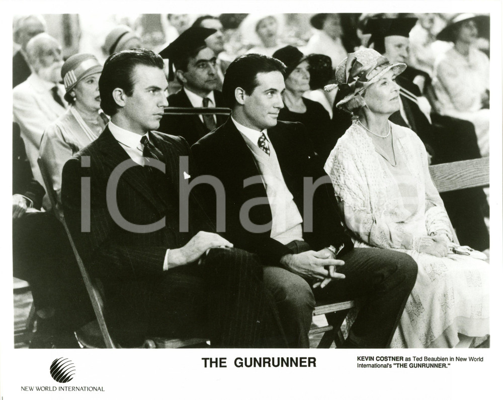 1989 CINEMA "The Gunrunner" - Kevin COSTNER e Aline VAN DINE nel film *Foto