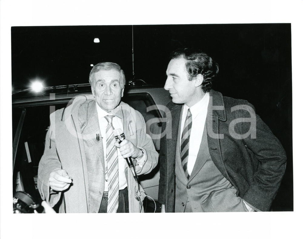 1987 MILANO "PORTOBELLO" Enzo TORTORA Paolo PILLITTERI al Cenacolo Vinciano (1)  Fotografia d'agenzia, scattata in occasione della puntata speciale di "Portobello" presso il Cenacolo Vinciano. CONDIZIONI: G FORMATO: 25x20 cm      originale e autentica 1