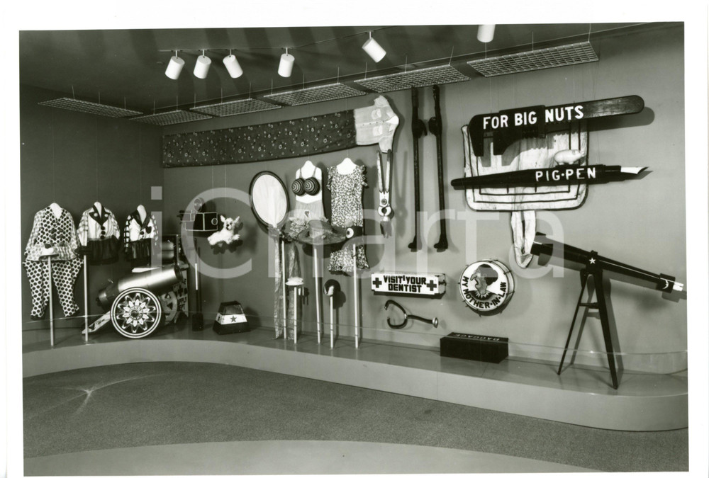 1989 BRIDGEPORT Barnum Museum - Herbert ROSENTHAL's exhibition *Photo 24x17 (2)  Fotografia d'agenzia.La fotografia ritrae la mostra "Bridgeport: A Great Place To Have Things Made" di Herbert Rosenthal.CONDIZIONI: G FORMATO:24x17 cm     originale e autentica 1