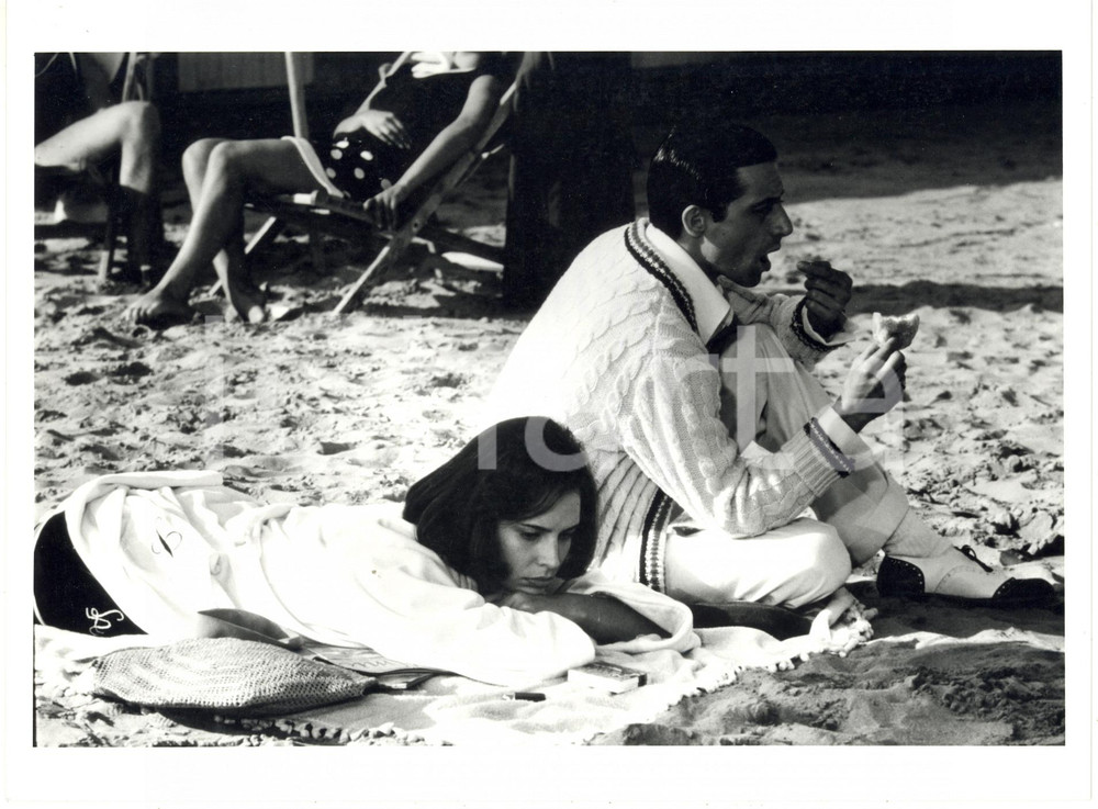 1984 CINEMA - Mattia SBRAGIA Barbara NASCIMBENE in spiaggia  - "Nata d'amore"