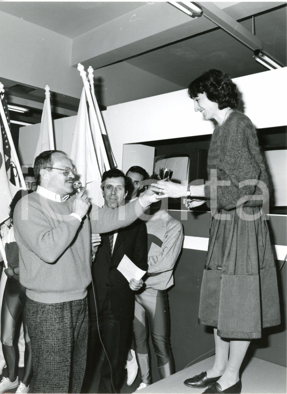 1985 MILANO Fiera MIAS - Ritratto di Sara SIMEONI durante una premiazione *Foto