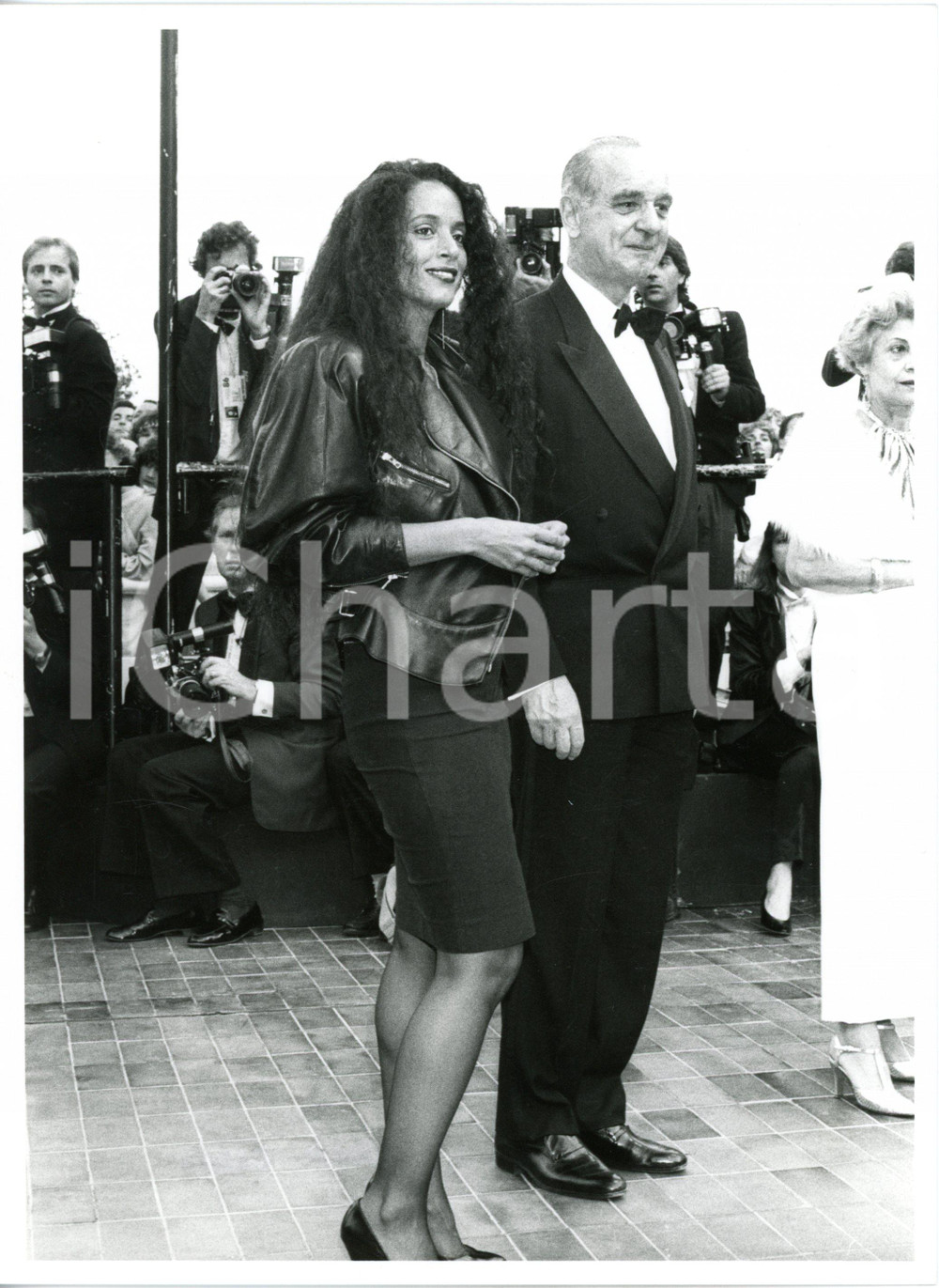 1985 CANNES - Sonia BRAGA al Festival del Cinema *Foto 18x24 cm (2)  Fotografia d'agenzia. CONDIZIONI: G (ma minimi difetti di stampa) FORMATO:18x24 cm      originale e autentica 1