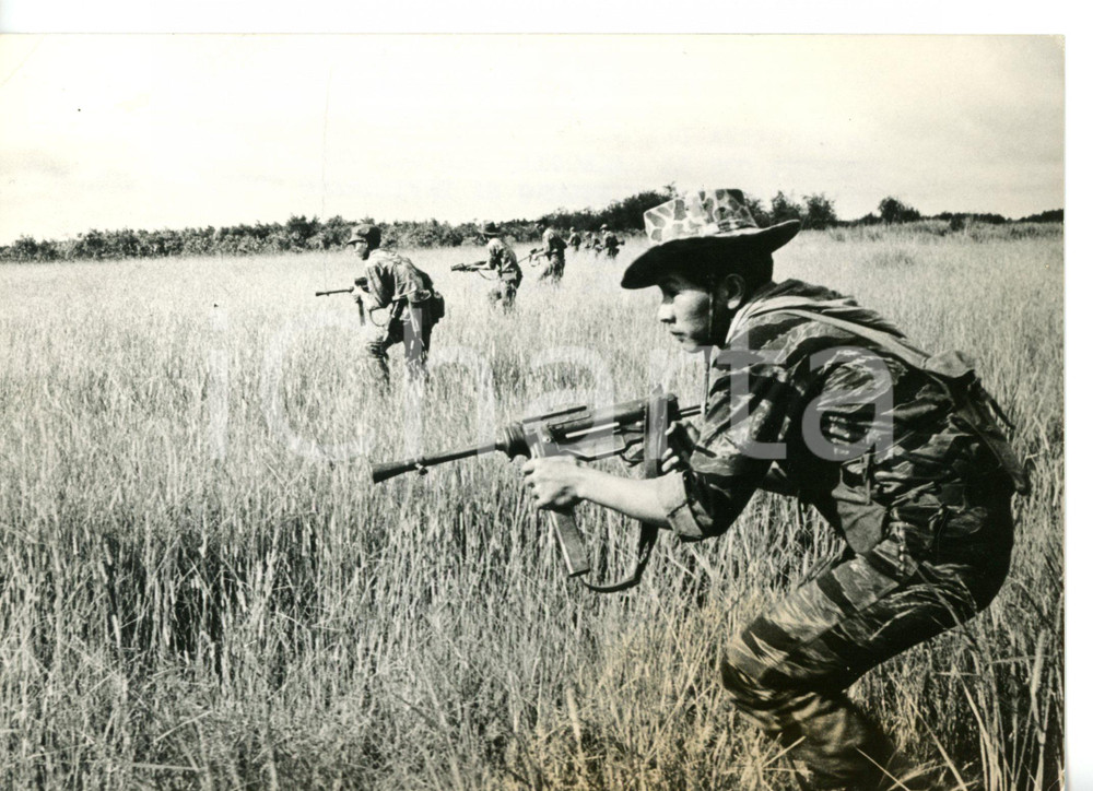 1965 GUERRA DEL VIETNAM Soldati vietnamiti perlustrano confine con la Cambogia