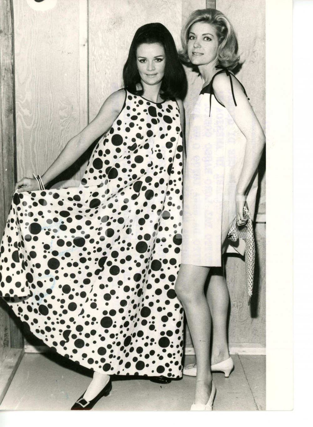 1967 USA - MODA Sfilata con vestiti di carta usa e getta - Foto 13x18 cm